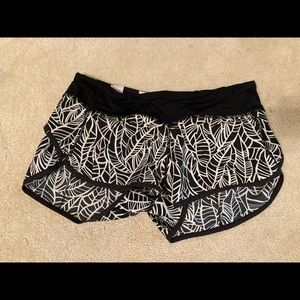 Lululemon Speed Up short size 6